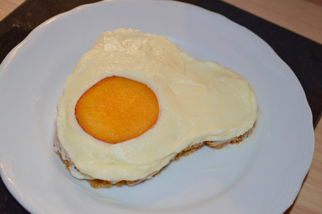 How to make Cheesecake Chocolate Eggs - slice the peach